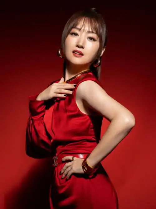 50岁杨钰莹晒近照,发量很是浓密,少女感十足_头发_小哥_歌曲