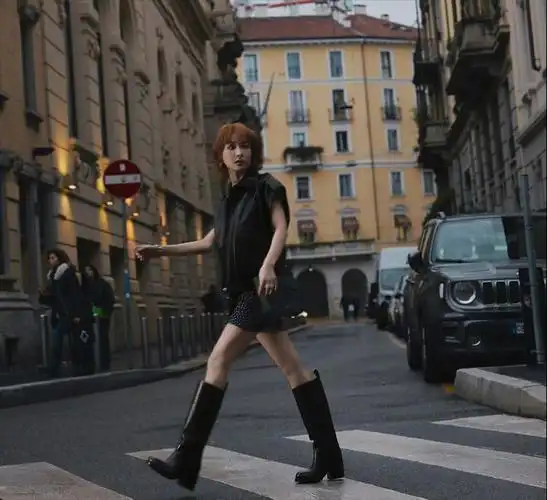 复古有味道如果全身都是皮衣质感的穿搭,那么会很容易让吴昕显得"男相