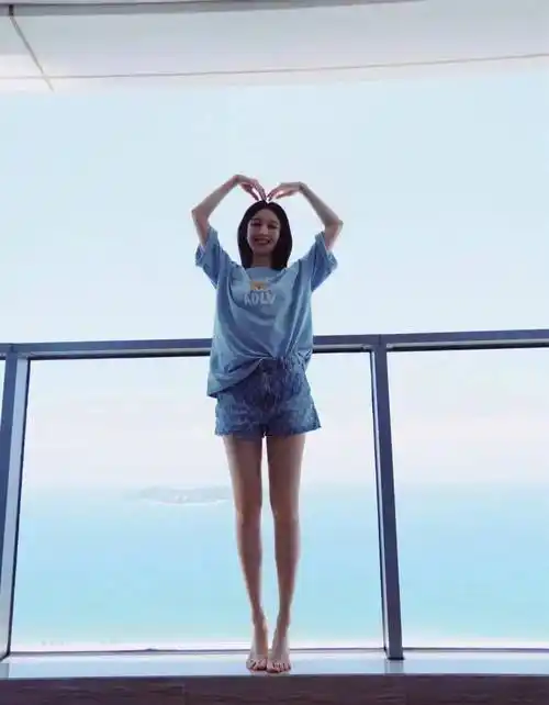 这些拥有修长美腿的女明星们,关晓彤的腿太惊艳,杨幂身材时尚_郁可唯