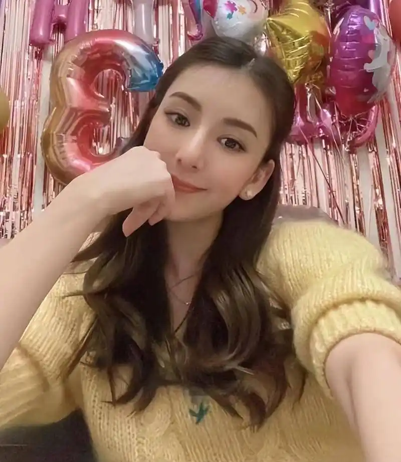 天王嫂方媛晒庆生美照,穿旧衣被夸节减,晒时尚产品被质疑怀三胎_网友