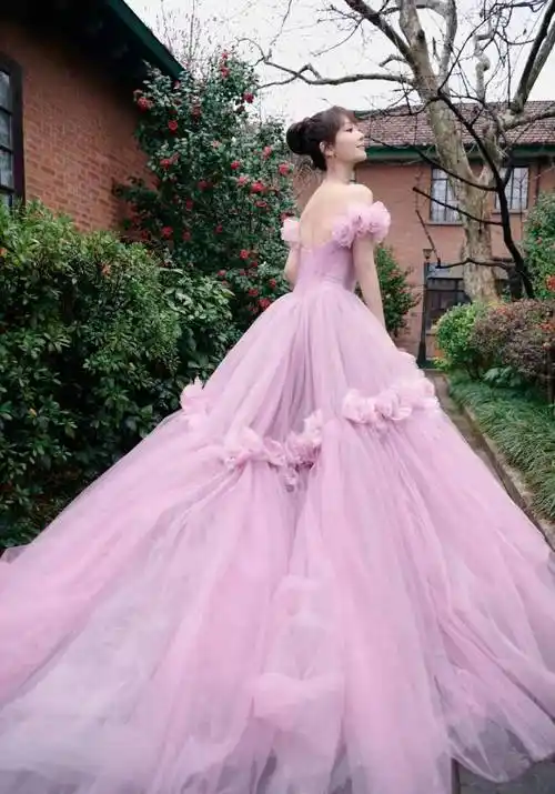 杨紫瘦了,穿粉色拖尾蓬蓬长裙亮相微博之夜,直角肩真美_礼服_好身材