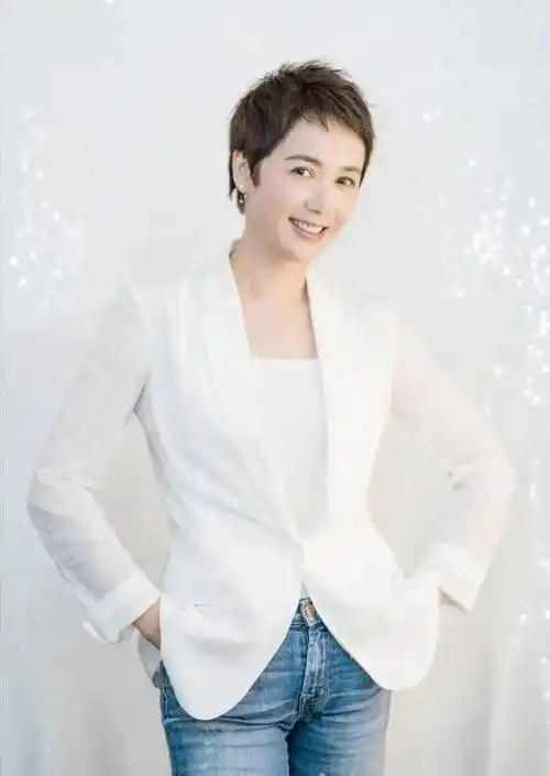 蒋雯丽状态真的好,身穿条纹西装知性优雅,看不出是50多岁的人_气质