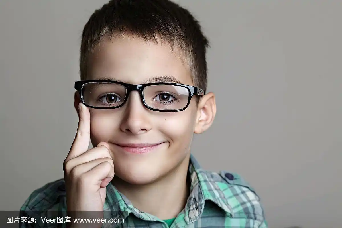 戴眼镜的小男孩