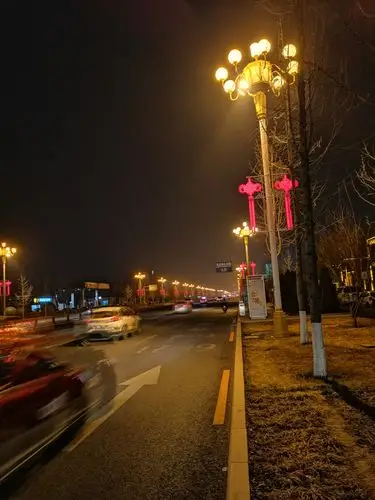 晚上的路灯温暖了行人