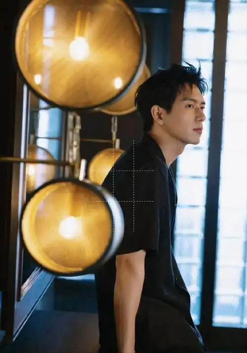 李现亮相上海品牌活动,全黑装扮酷帅迷人