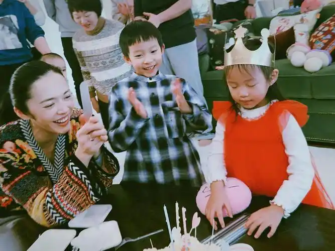 姚晨晒不同年龄照片庆祝42岁生日15岁时期嫩得能掐出水来