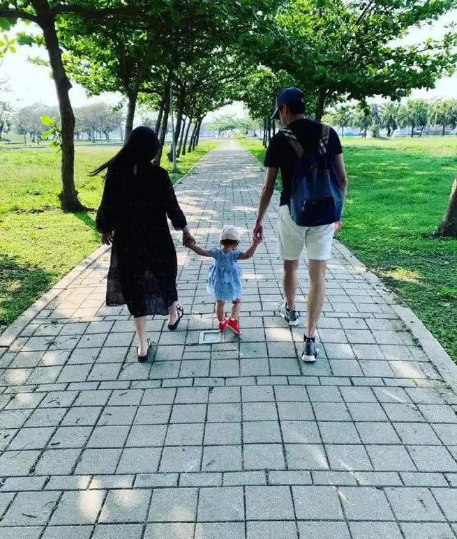 福原爱江宏杰带女儿外出散步,一家三口牵手的背影甜蜜又温馨