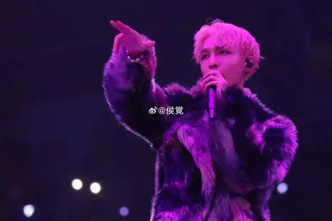 惊艳亮相2023巡回演唱会-大连站开场,全能艺人@张艺兴沉稳中透露出