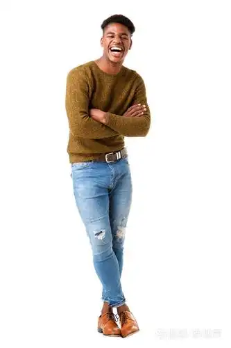 年轻英俊的非裔美国男人在孤立的白色背景下大笑的全身画像照片-正版