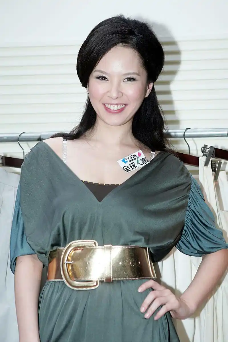 天心的身材真的是巨好,当年拍八号当铺的时候,穿着旗袍秀,真的前突后