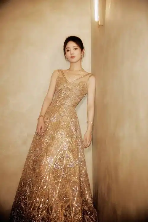 连衣裙穿在赵丽颖身上真的是非常的漂亮,而且还有一种高贵典雅的气质