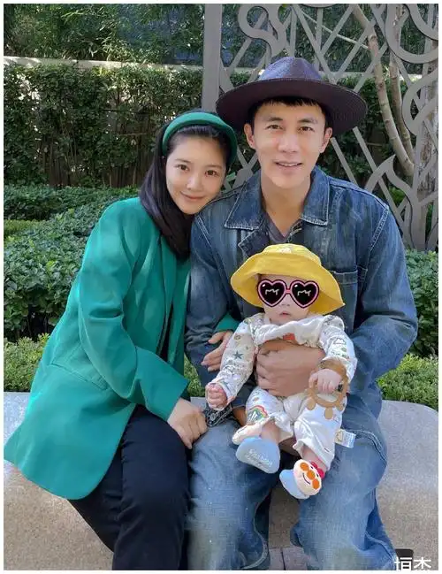 杜淳一家三口晒全家福,五官神似父亲,甜蜜十足__财经头条