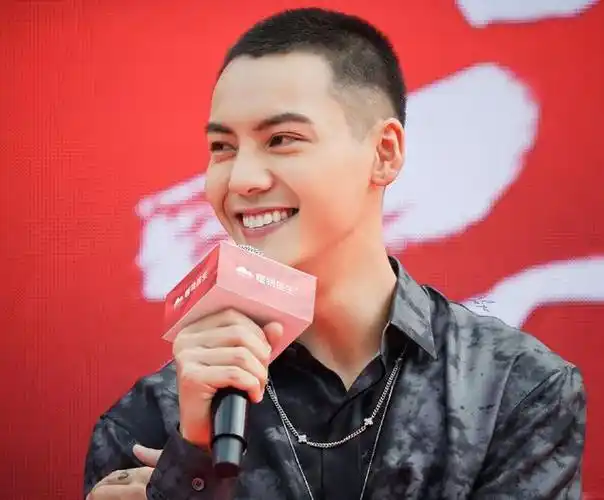 原创陈伟霆闪现云南昆明留短发寸头盛世美颜依旧