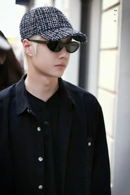 高清王一博啊啊啊巴黎街头最酷的盖#巴黎偶遇王一博#星姐超话(图片cr