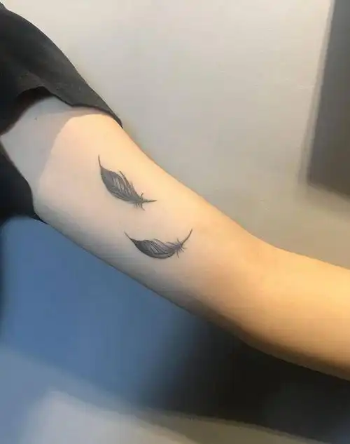 小清新羽毛纹身图片_手臂纹身图案