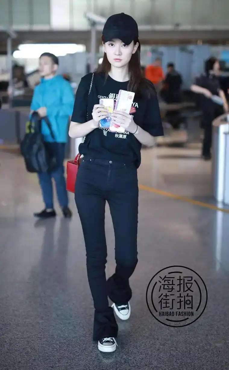 【海报街拍】|街拍|牛仔裤|北京机场_新浪新闻