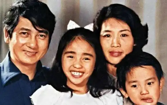 ▼小时候的黎姿.