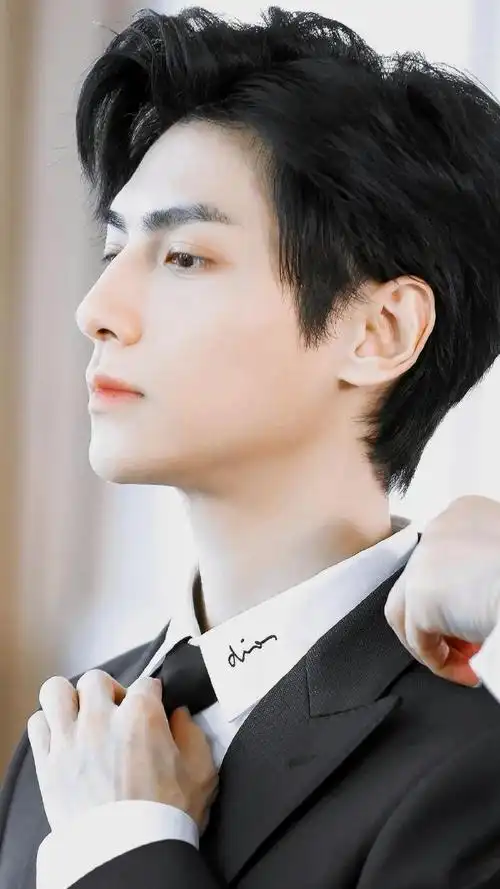 小咕每日安利#小咕今天分享是建模脸罗云熙的侧颜小合集啊,颜值高