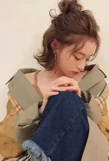 女生能扎起来的短发发型扎出最调皮的辫子造型