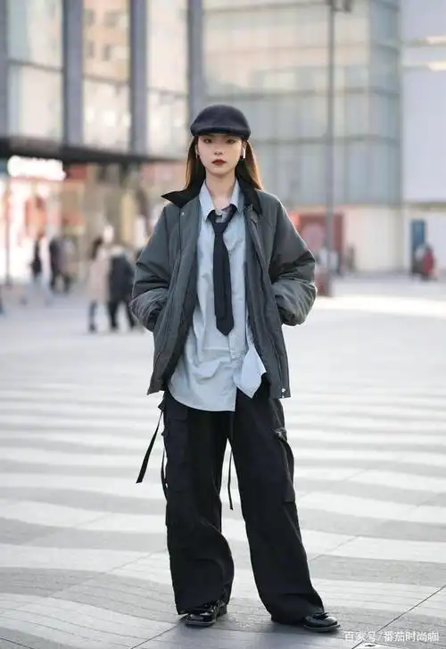 杭州路人休闲街拍穿搭出炉造型平易近人还不俗很时髦