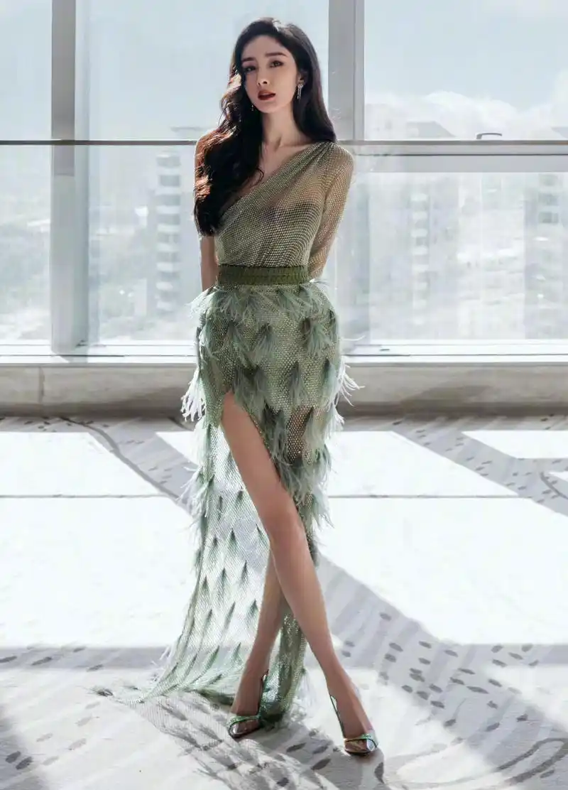 杨幂的纯净耀眼的笑容令人怦然心动