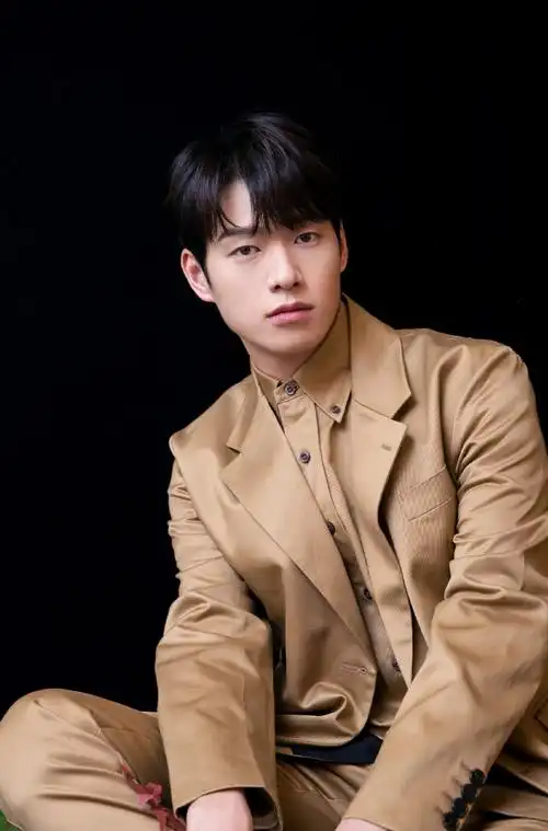 魏大勋帅气养眼时尚写真图片,分享一组魏大勋图片给大家,图中的明星