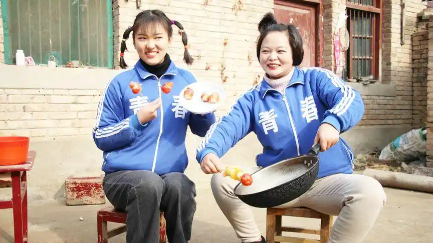 欢欢的童年:欢欢给妹妹做糖葫芦,像雪人一样的糖葫芦,真好吃!