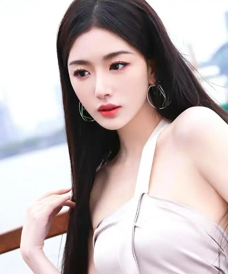 孔雪儿身材窈窕,黑色长直美丽动人!