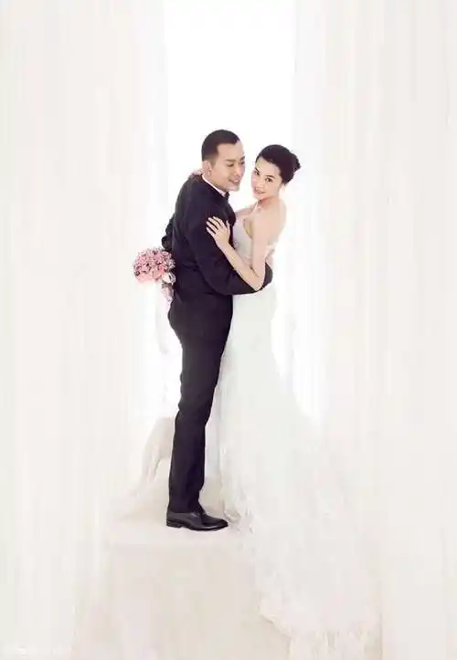 在甄锡之前,黄海冰有过一个妻子,对方是舞蹈学院的老师闫妍,曾经这段