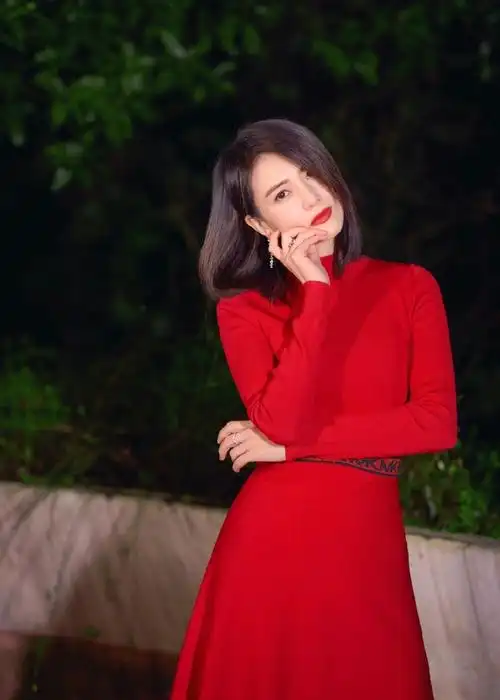 高圆圆穿红色连衣裙 短发红唇气质迷人