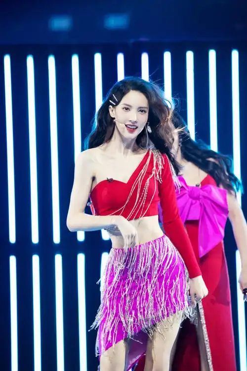 简介:金晨《乘风破浪的姐姐》魅惑舞台照图片,分享一组乘风破浪的姐姐