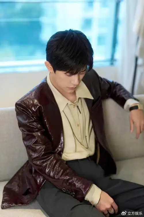 易烊千玺中分发型侧颜完美穿棕红色夹克帅气有型