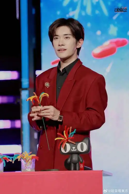 握笔的手,比生活还扭曲.冲破桎梏,未来春和景明.期待与刘