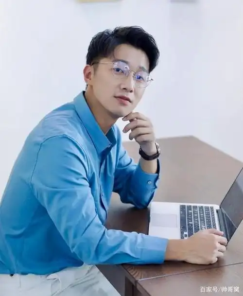 蓝色修身衬衫小哥哥,眼镜男这样穿搭时尚又帅气,还不失男人味!