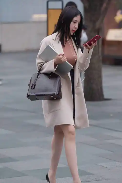街拍美女:一步裙是职业女性必备的,修身效果让女性曲线更有魅力_时尚