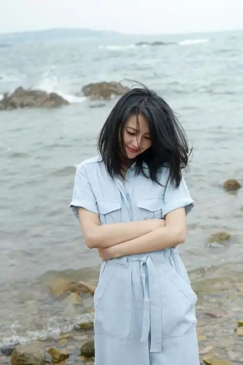 高圆圆海边随拍 尽显颜值甜笑迷人