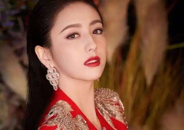 原创陈思诚佟丽娅被我用烟头烫出一个疤现在还留着挺有意思的