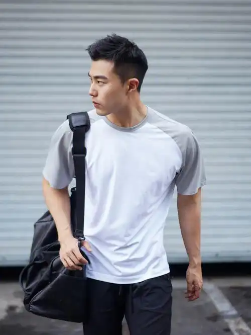 男生训练装备挥洒热汗运动不掉线