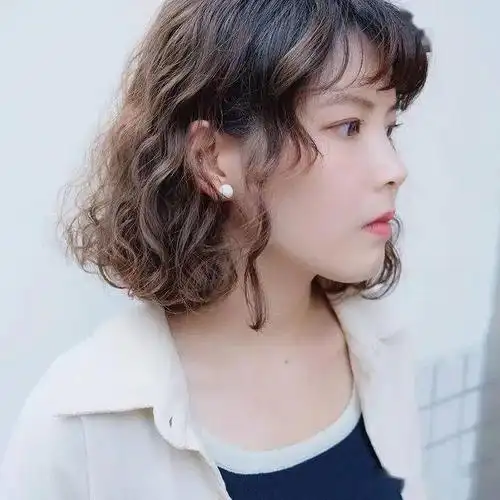 2021年,短发流行这样烫,显年轻又好看