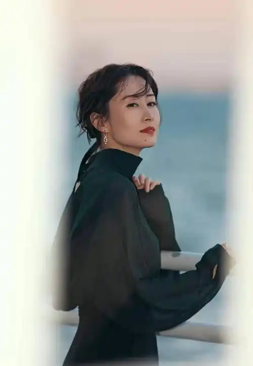 刘敏涛认真打扮起来真美,穿露背上衣撞衫马伊琍,气场一点也不输