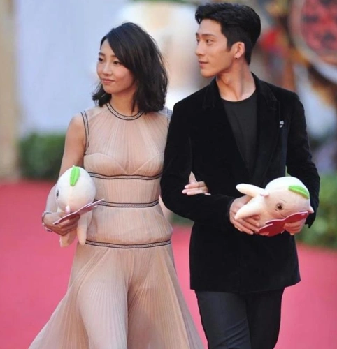 白百何穿透视装下身勒出"三角区",一旁的井柏然尴尬症都犯了!