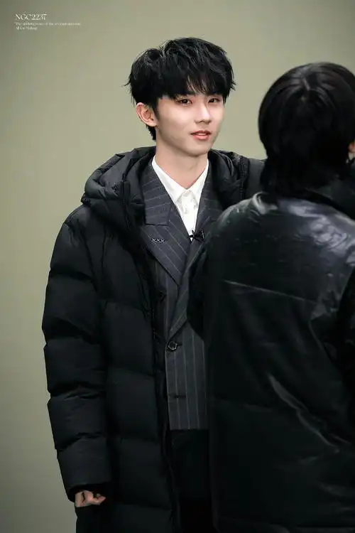 马嘉祺条纹西装造型饭拍图～ 亭亭玉立的帅气少年,好想rua一下