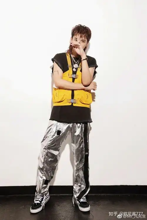 求问各位鲵们有没有吴亦凡正脸全身照啊!