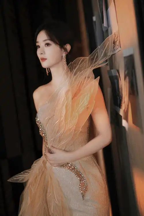 赵丽颖穿金色凤凰裙比例完美一颦一笑优雅大气