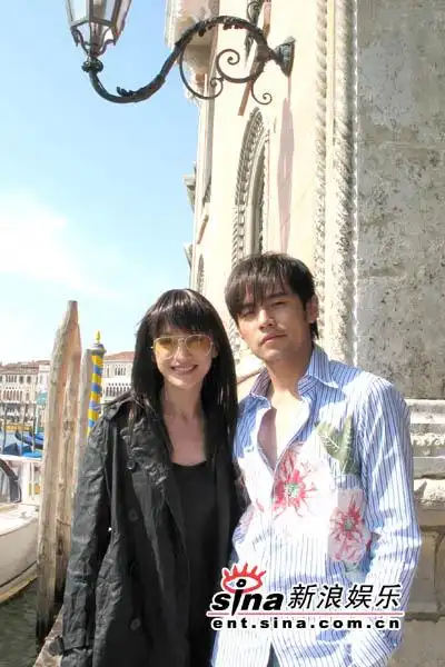 组图周杰伦周迅威尼斯拍mv亲吻戏备显尴尬