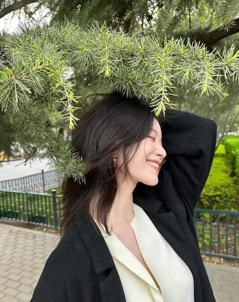 倪妮自拍照真是太迷人了,任何角度都美得那么自然,人美果然怎么都好看