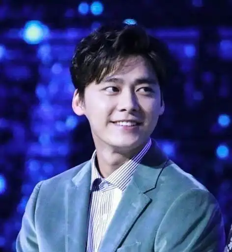 每一次对待周围的人李易峰都能够非常有礼貌的微笑,这也是我为什么对