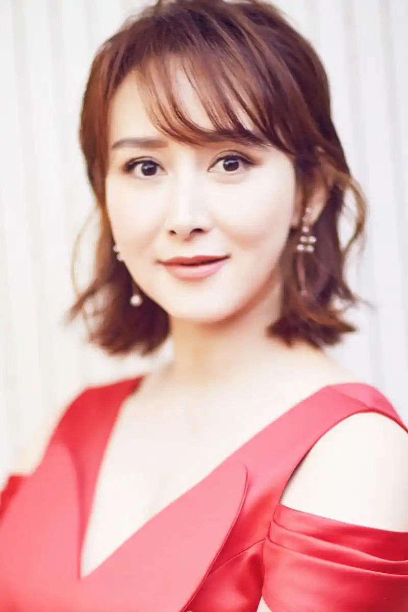 胡静露肩红裙端庄甜美写真图片77