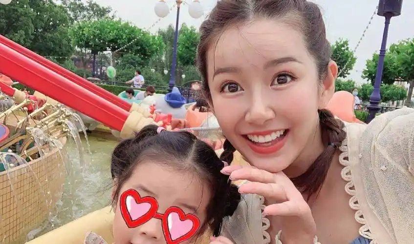 原创陈赫妻子张子萱风格越来越杨颖化正面撞脸baby不看名字真分不清