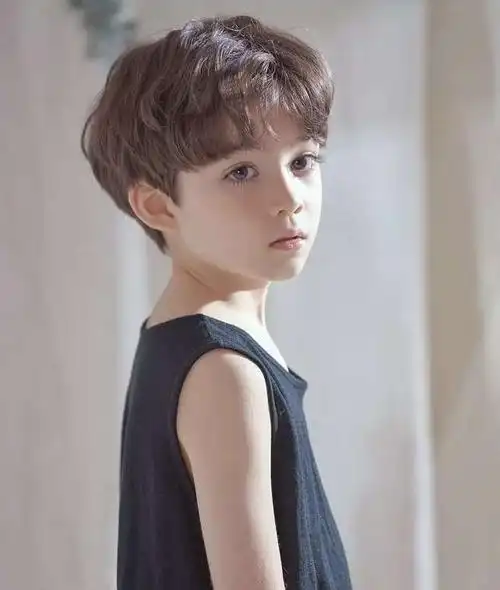 5岁萌宝发量惊人,帅气发型穿搭不输小鲜肉,他才是全网最靓的崽_男童
